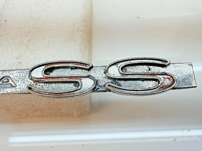 OEM 1962 CHEVROLET IMPALA SS TRUNK LID NAMEPLATE EMBLEM GM 3813890 E8-47