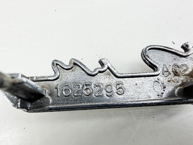 Vintage 1976 - 1978 CADILLAC DEVILLE FLEETWOOD FENDER EMBLEM GM 1625295 E10-106