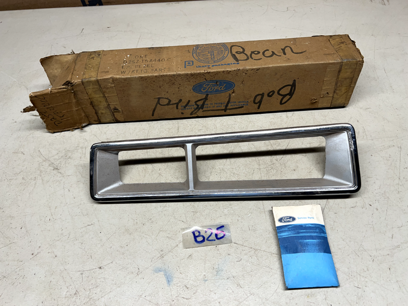 NOS 1972 1973 74 1975 1976 Ford Thunderbird RH FRONT SIDE MARKER LAMP BEZEL B26
