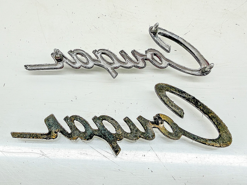 OEM 1969 1970 MERCURY COUGAR SCRIPT EMBLEM PAIR E10-41