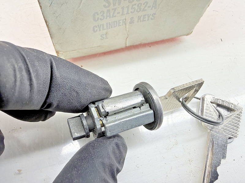 (1) NOS 1960-72 Ford Bronco Galaxie Falcon Ignition Cylinder & Keys C3AZ-11582-A