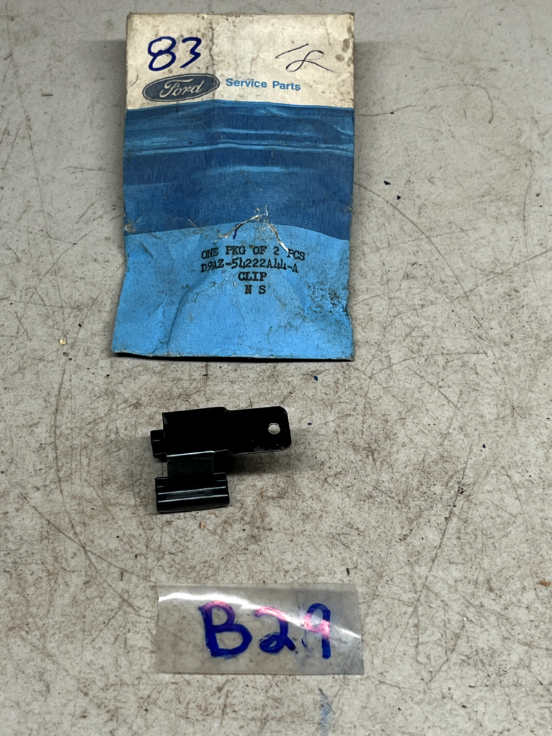 (1) NOS Ford CLIP D9AZ-5422A44-A B29-83