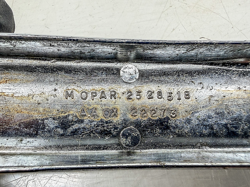 1965 CHRYSLER NEW YORKER EMBLEM REAR TRUNK CENTER EMBLEM 2528518 E10-39