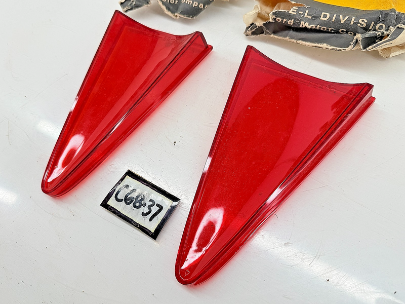 NOS 1958 - 1960 Lincoln Capri Premiere Tail Light Lens Pair Red FEW-13450-B C68