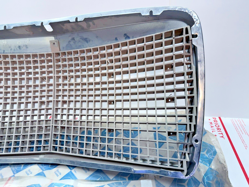 NOS 1974 - 1976 Mercedes W114 W115 C114 Front Grill Assembly Late Model 1975 P7