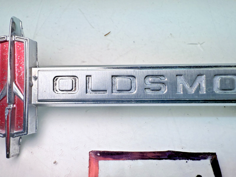 VINTAGE RARE OEM 1960's OLDSMOBILE EMBLEM 391870 E7-36