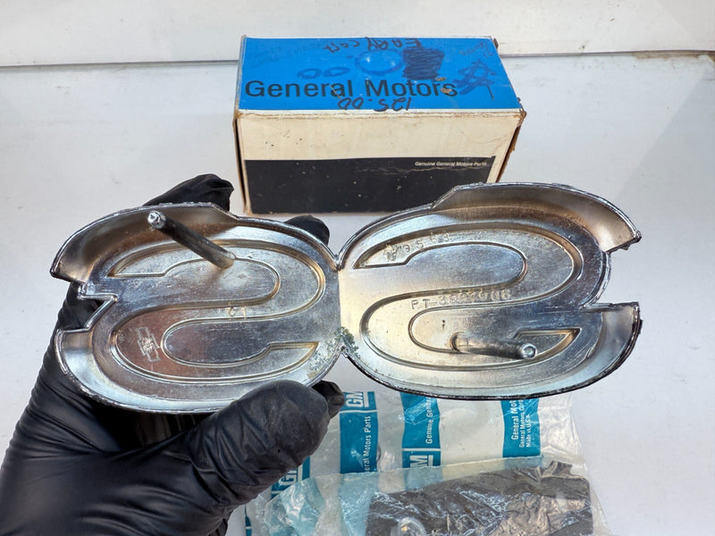 NOS EARLY CAST 1971 CHEVROLET CHEVELLE EL CAMINO SS GRILLE EMBLEM 3991036 B61-5