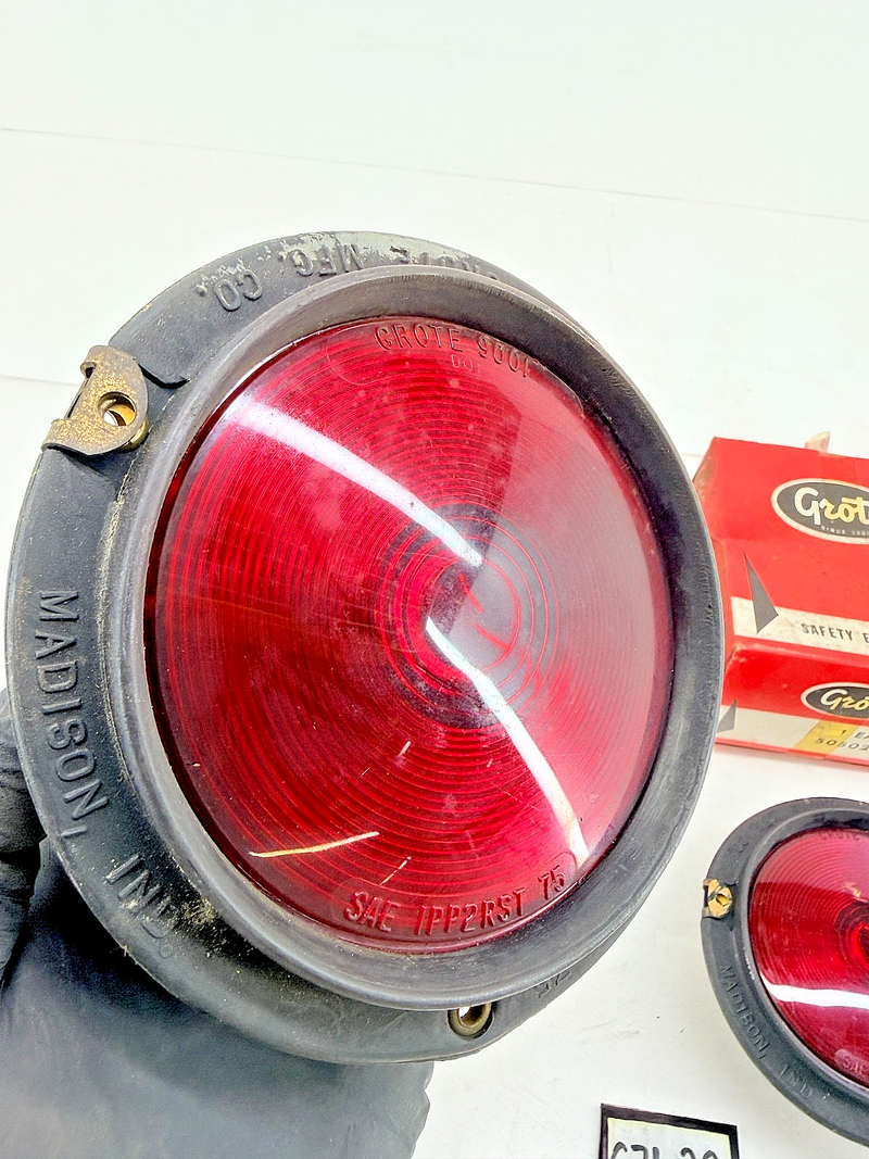 NOS GROTE PAIR STOP LIGHT 50502 TRUCK-LITE 80339R RAT ROD C71-29