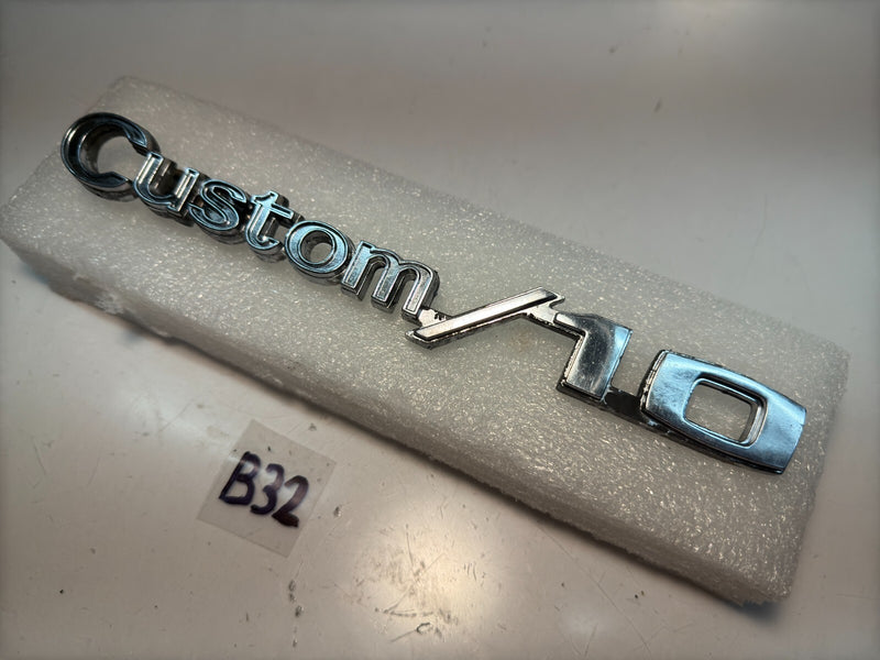VINTAGE Custom 10 FENDER  Emblem Badge Chevy GM 3944759 Chevrolet Truck B32-42