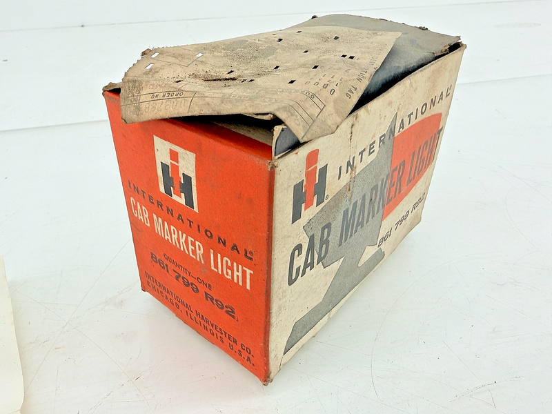 NOS 1969 - 1978 International Harvester Cab Marker Light 861 799-R92 C70-33