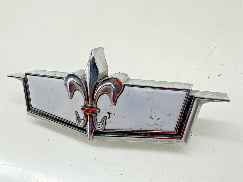 OEM 1975 CHEVROLET CAPRICE HEADER PANEL GRILLE EMBLEM GRAY 343597 E7-135
