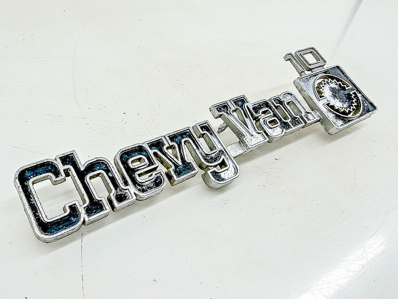 OEM 1981 - 1982 CHEVY VAN 10 G10 FENDER EMBLEM 363579 E10-5