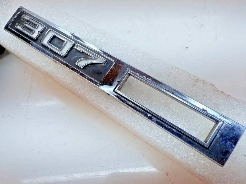 OEM 1969 Chevy Chevelle RH Front Fender Light Bezel Badge 350 3945292 E5-92