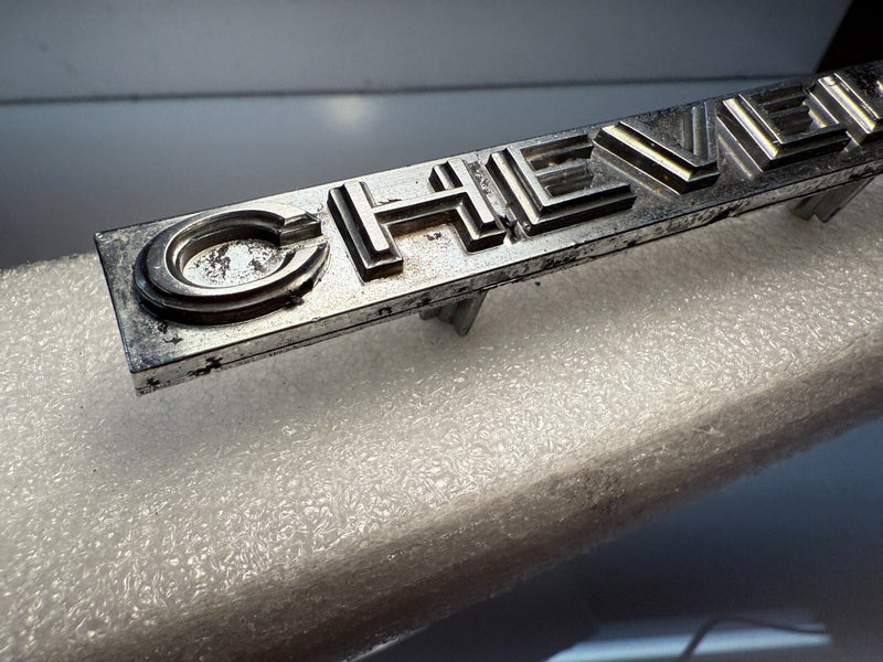 OEM 1972 CHEVELLE GRILLE EMBLEM GM 6264827 B32-71