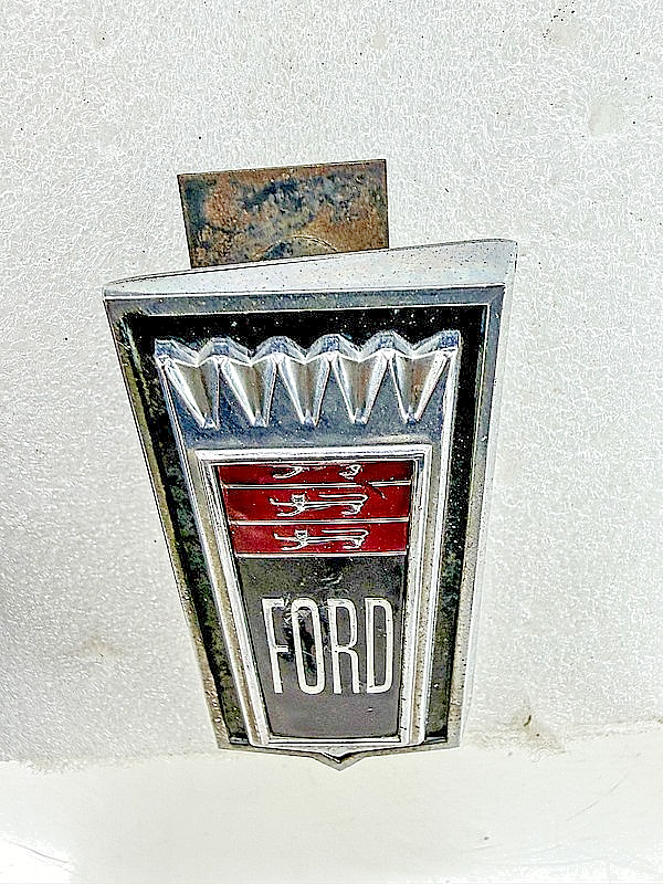 OEM 1971 1972 FORD CREST TRUNK HOOD EMBLEM 3 LIONS D1AB-8B369-BEC E10-32