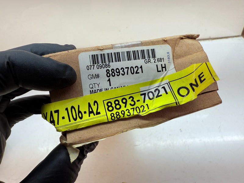 NEW OEM Genuine GM Passenger Side Tail Lamp Applique 88937022 C29-6