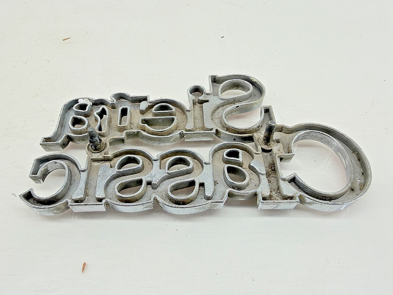 1973 - 1991 JIMMY GMC K5 SQUAREBODY SIERRA CLASSIC EMBLEM 14013796 C66-16