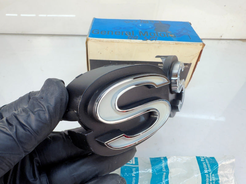 NOS EARLY CAST 1971 CHEVROLET CHEVELLE EL CAMINO SS GRILLE EMBLEM 3991036 B61-5