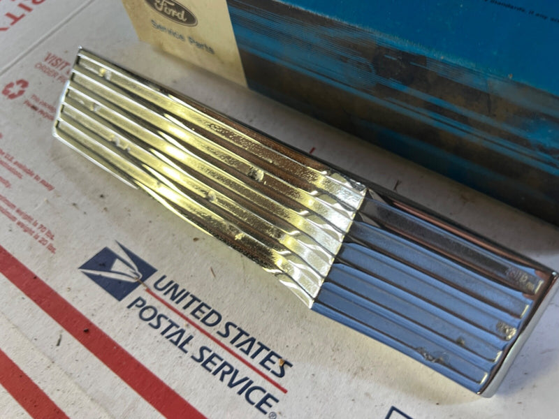 NOS 1962 Ford Thunderbird Quarter Panel Trim Molding Ornament C2SZ-63290A76-B 4*
