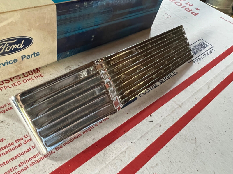 NOS 1962 Ford Thunderbird Quarter Panel Trim Molding Ornament C2SZ-63290A76-B 3*