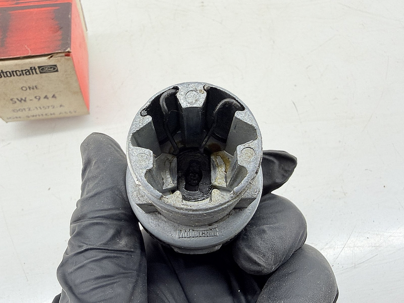 NOS 1970 - 1976 FORD F100 F250 F350 IGNITION SWITCH SW-944 D0TZ-11572-A C77-6