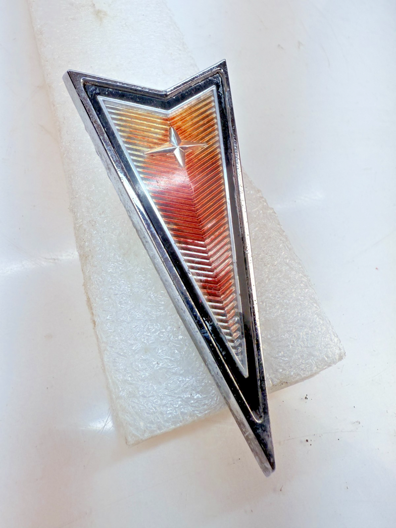 VINTAGE OEM 1980'S METAL PONTIAC ARROW EMBLEM 10014201 GM E5-63