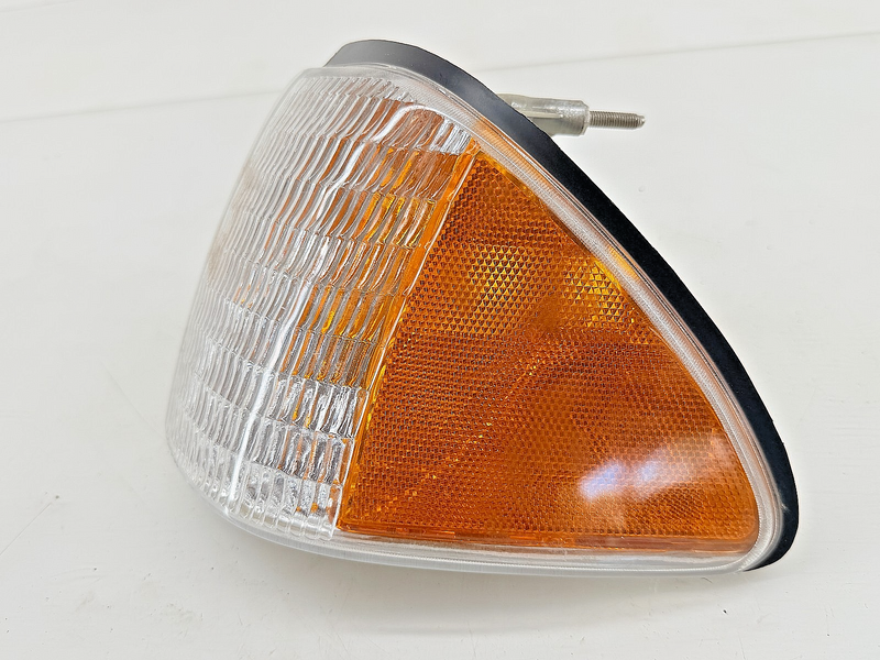 1987 - 1993 Mustang Cobra LH Front Side Marker Light 08-331-154L-F B25-40