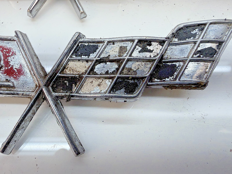 OEM 1979 Chevrolet Corvette PAIR Gas Fuel Door Emblem 471295 E8-70