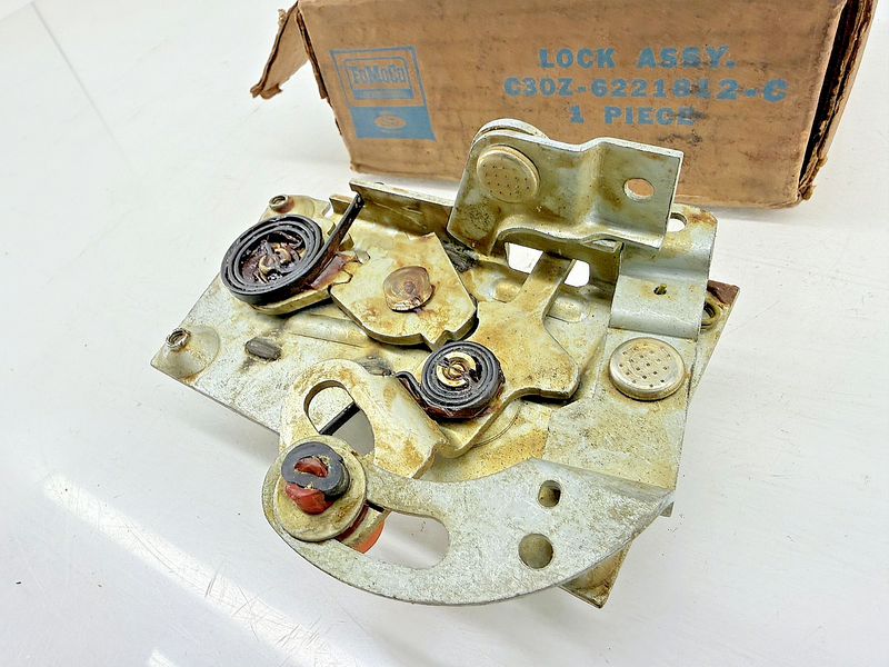 NOS 1963-1964 FORD FAIRLANE FRONT DOOR LOCK ASSY RH C3OZ-6221812-C C50-21