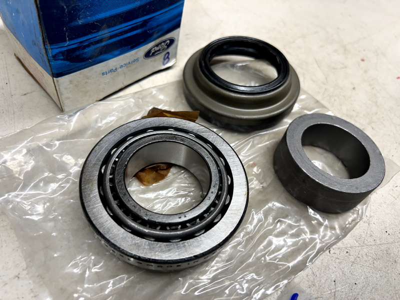 NOS ORIGINAL FORD WHEEL BEARING KIT D4AZ-1225-A  8589E150 B26-8