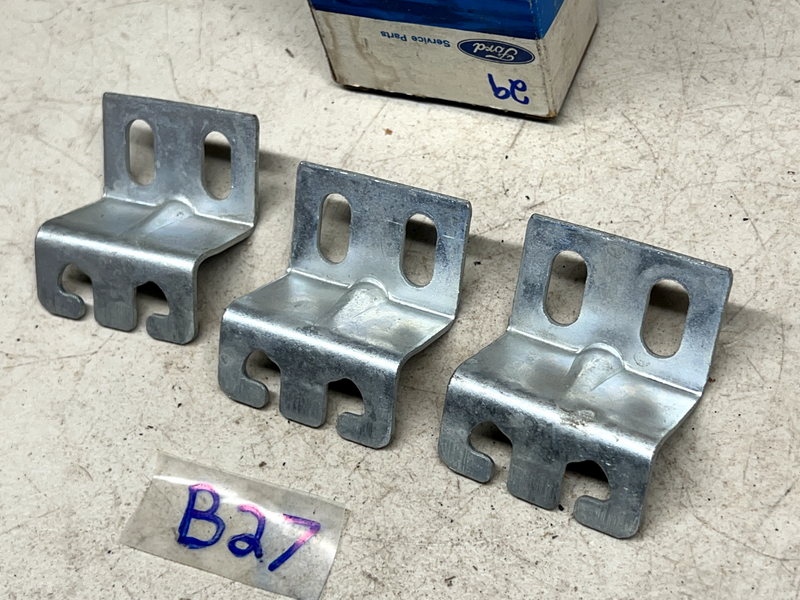 NOS 1975-77 Lincoln Continental QUARTER WHEEL OPENING COVER SKIRT BRACKET B27-29