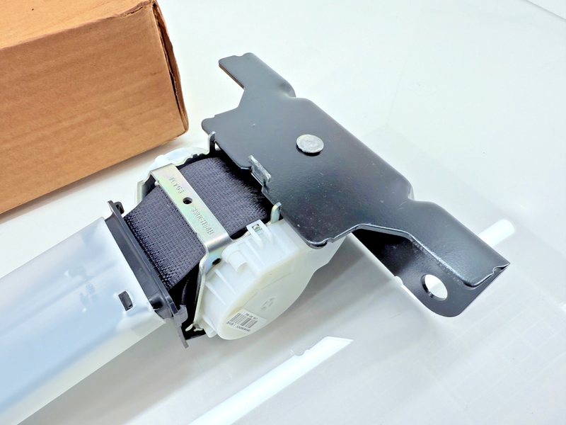 New GM 19167314 2007-2014 Silverado Sierra Front Center BenchSeat Belt Kit C30-1