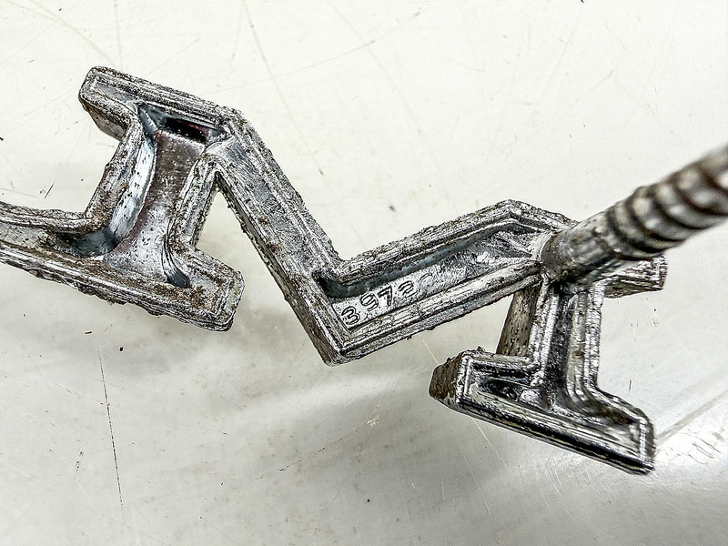 Vintage OEM 1970 CHEVELLE MALIBU BLOCK LETTER BAR EMBLEM 3974320 E10-8
