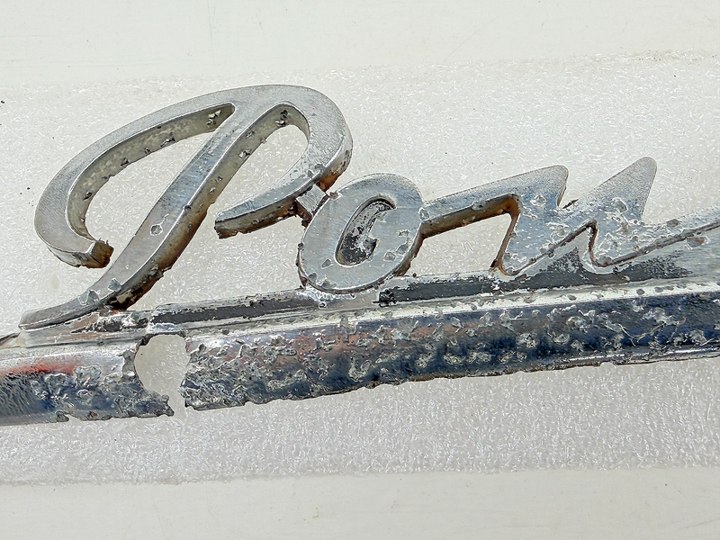 RARE OEM 1951 1952 Pontiac Emblem Script Nameplate 511997 51 52 E9-75