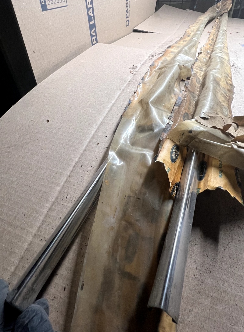 NOS 1961-1963 THUNDERBIRD SIDE TRIM MOULDING PAIR C1SB-6329140-A 61 62 63 S1-10