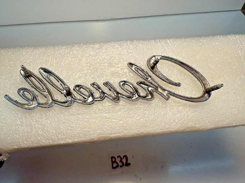 VINTAGE 1968 CHEVY CHEVELLE REAR DECK EMBLEM SCRIPT 7740129 GM B32-44