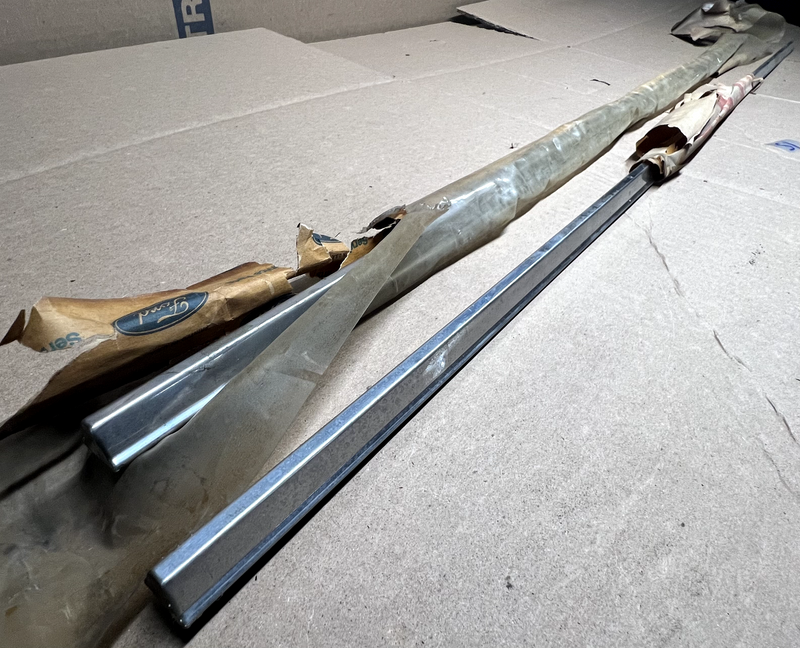 NOS 1961-1963 THUNDERBIRD SIDE TRIM MOULDING PAIR C2SZ-8320878-A 61 62 63 S1-7