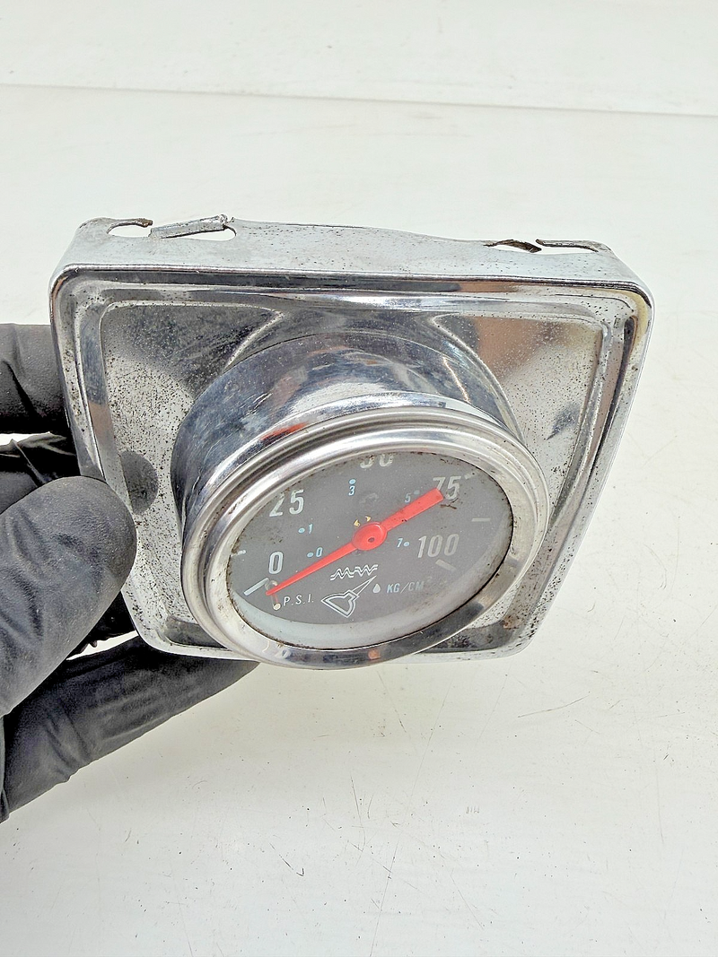 Vintage 1960s - 1970s Datsun Toyota JDM Oil Pressure Gauge 100 PSI KG/CM2 C39-54
