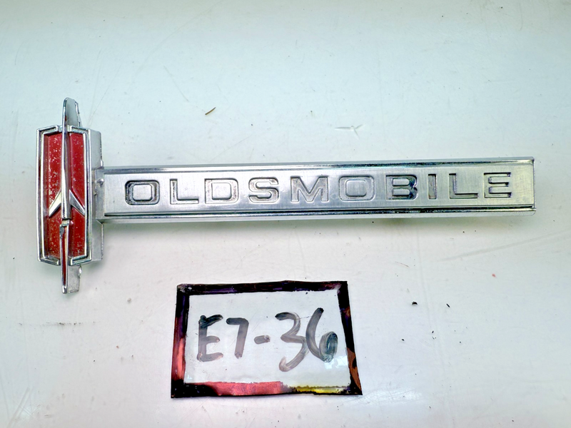 VINTAGE RARE OEM 1960's OLDSMOBILE EMBLEM 391870 E7-36