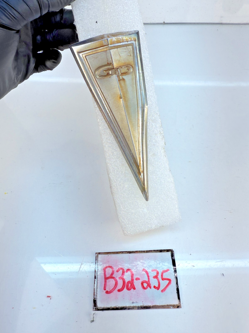 OEM 63 1963 PONTIAC GRAND PRIX TRUNK ARROW EMBLEM 4402210 B32-235