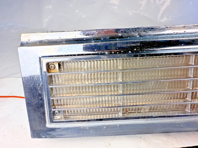 1965 CADILLAC DEVILLE DRIVER SIDE FRONT PARKING LIGHT W/ GRILLE GM 5956355 B16-1