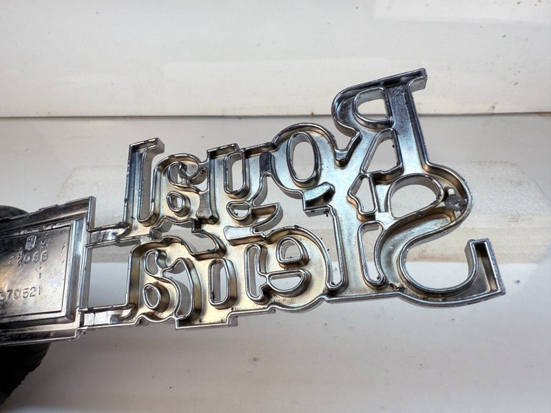 OEM GMC Royal Sierra 15 Fender Emblem GM 370521 Emblem B32-277