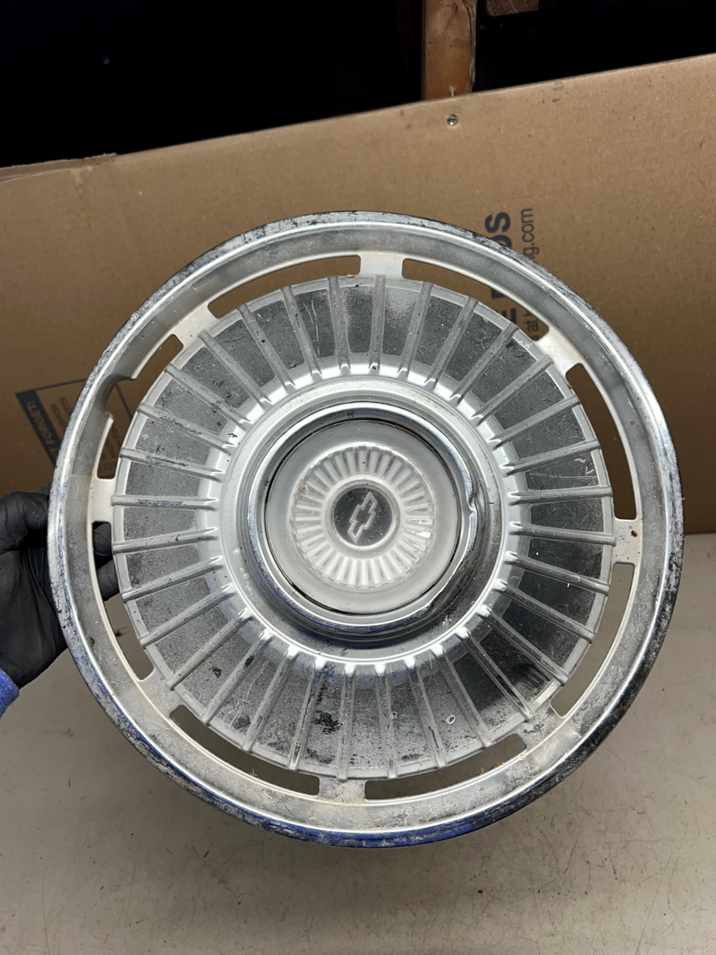 OEM GM 1964 Chevrolet Chevelle Malibu 14" Hubcap Wheel Center 64 B40-12