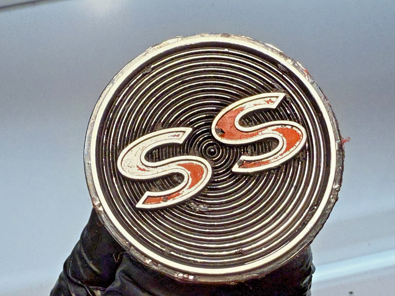 1964 IMPALA CONSOLE "SS" EMBLEM FACTORY ORIGINAL BEAUTIFUL!! 3843986 B32-91