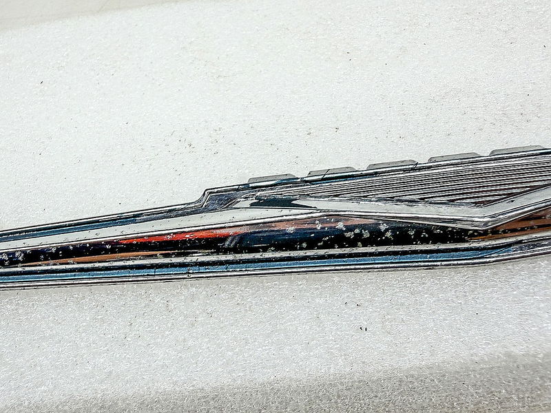 OEM 1960 - 1961 PONTIAC BONNEVILLE QUARTER PANEL EMBLEM 4816140 E10-26