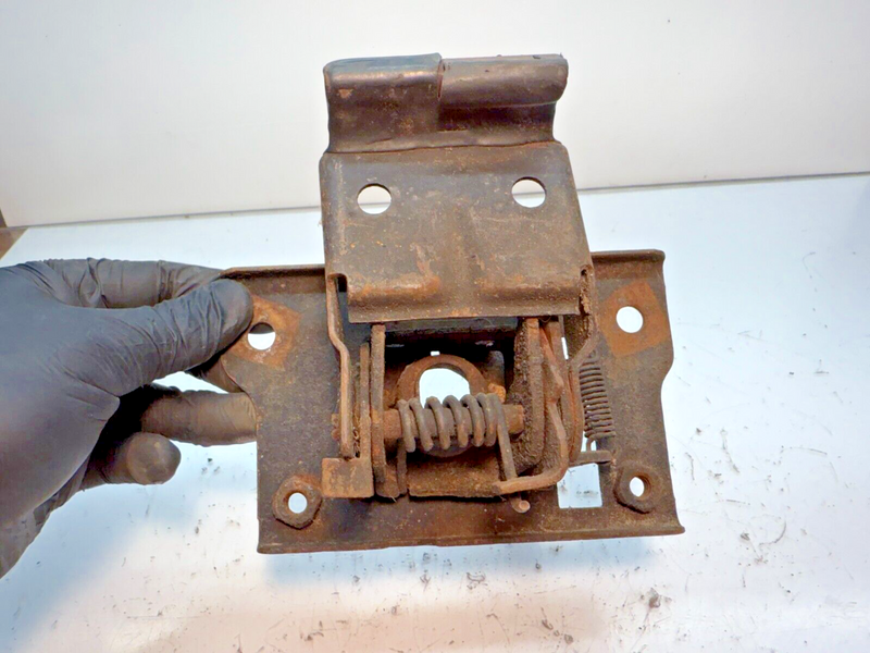 1975-80 Chevy Squarbody C10-30 K10-30 K5 Blazer Suburban Jimmy Hood Latch B43-14