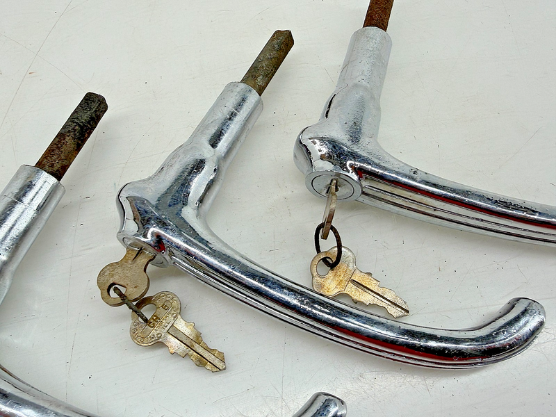 (1) Vintage 1930s 1940s CHEVY GM GMC Deck Lid Trunk Handle w/ Lock & Key C34-40