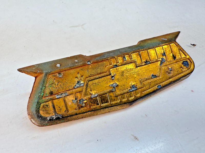 OEM 1955 1956 1957 CHEVROLET BELAIR GOLD CREST QUARTER PANEL EMBLEM E8-20