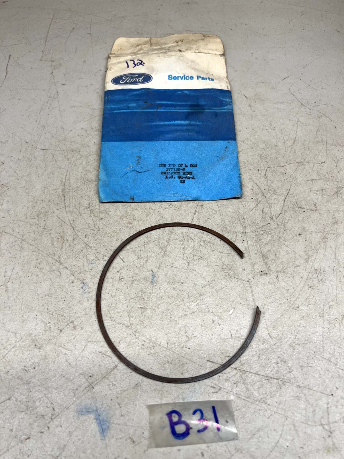 (1) NOS Genuine Ford Retainer 377132-S B31-132