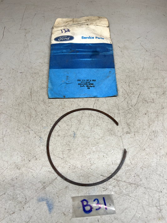 (1) NOS Genuine Ford Retainer 377132-S B31-132
